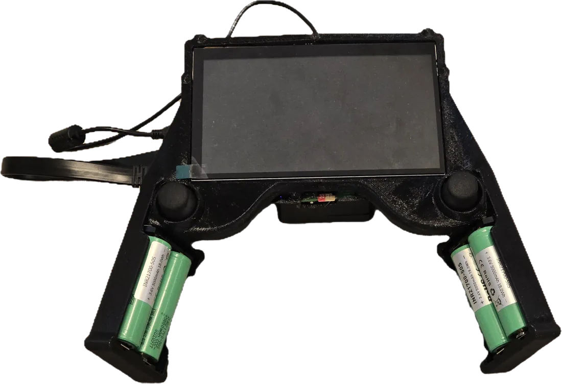 The finished controller from the front: screen, two joysticks and the green cells in the grips